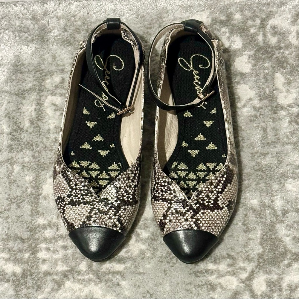Seecaas Ella Snakeprint Ballet Flats with Black Accents - size 7